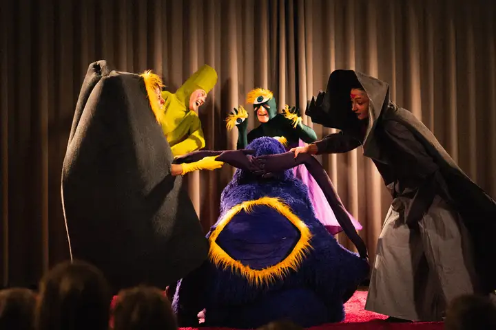 MAŁY TEATR KĘPA: Latający Teatr Sztuka Ciała “Nieudani”